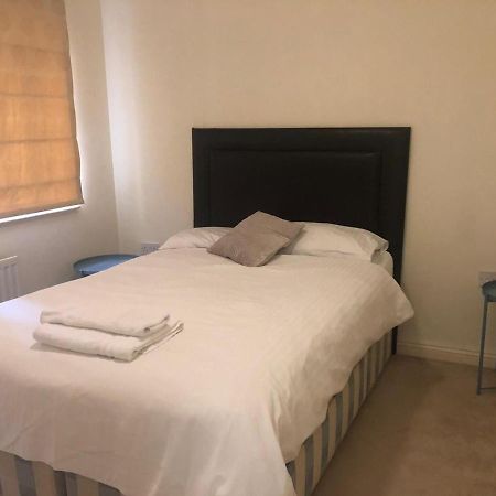 Lovely 2 Bedroom 2 Baths Flat With Free Parking Basingstoke Kültér fotó