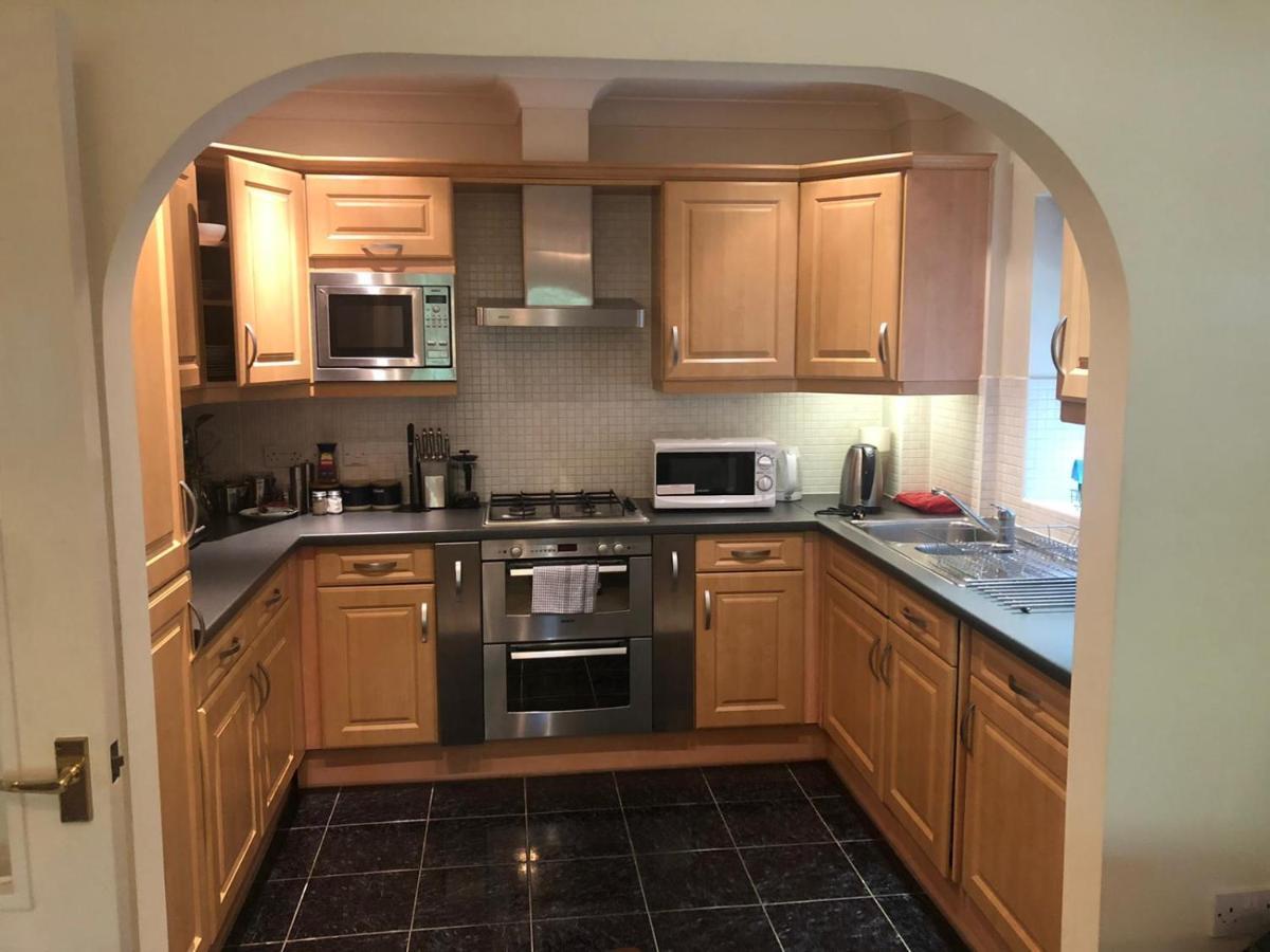 Lovely 2 Bedroom 2 Baths Flat With Free Parking Basingstoke Kültér fotó