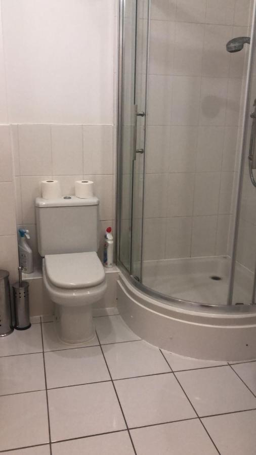 Lovely 2 Bedroom 2 Baths Flat With Free Parking Basingstoke Kültér fotó