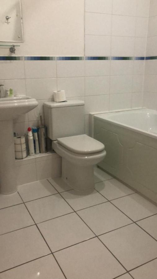 Lovely 2 Bedroom 2 Baths Flat With Free Parking Basingstoke Kültér fotó