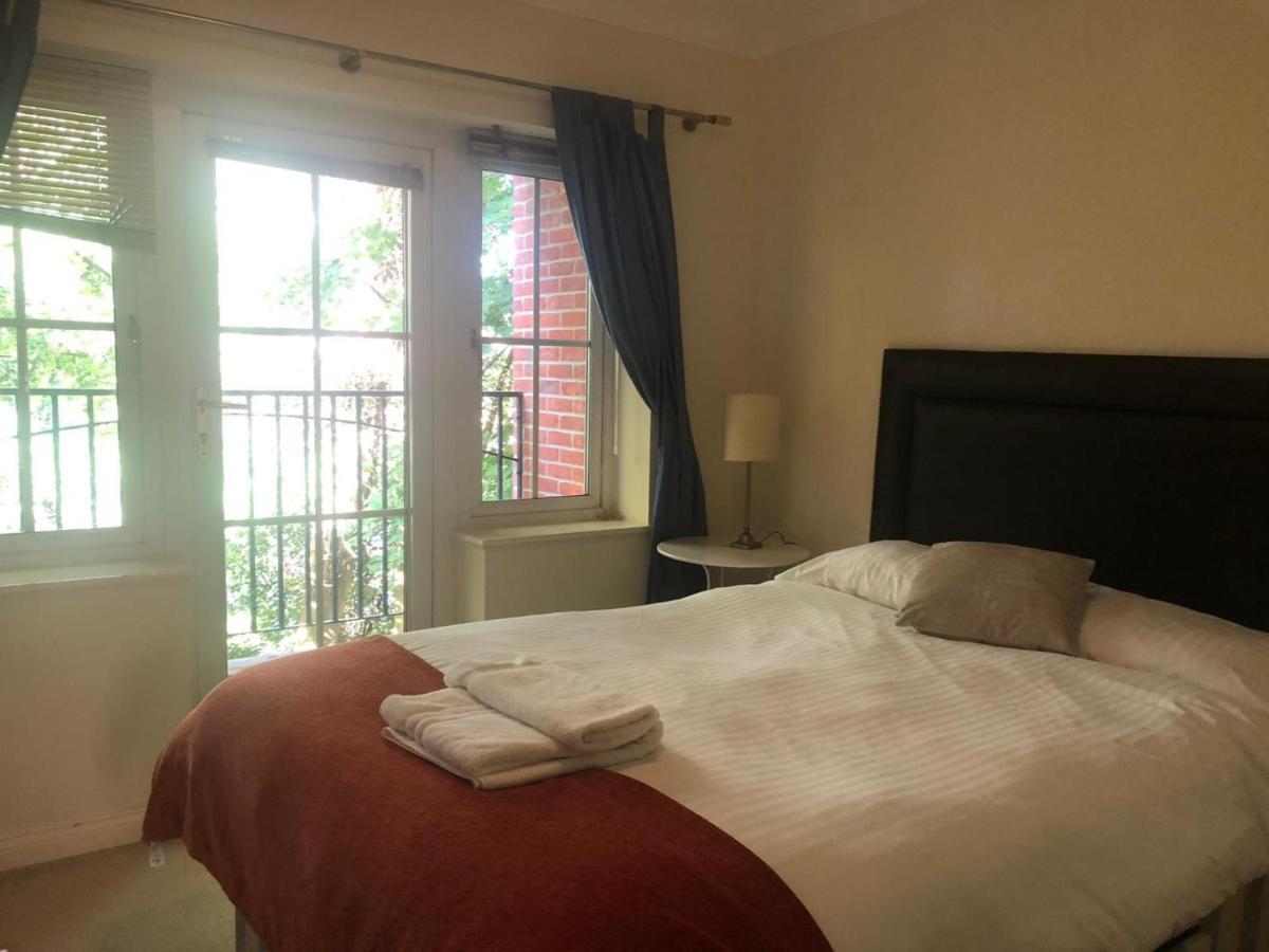 Lovely 2 Bedroom 2 Baths Flat With Free Parking Basingstoke Kültér fotó