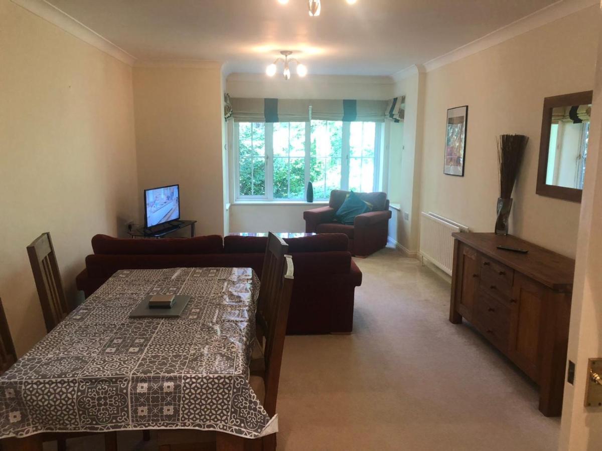 Lovely 2 Bedroom 2 Baths Flat With Free Parking Basingstoke Kültér fotó